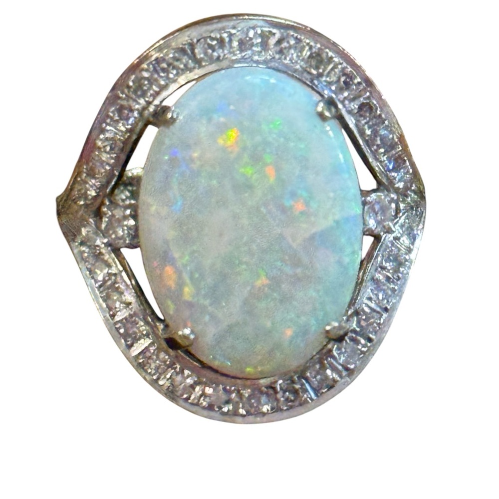 Elegant 14k Gold 585 Stunning Large White Opal & Diamond Ring